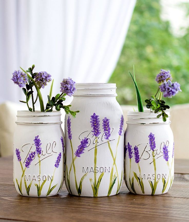 painted lavender flower mason jars @masonjarcraftslove.com Painted Mason Jars Diy, Mason Jar Art, Pot Mason, Distressed Mason Jars, Glitter Mason Jars, Mason Jar Vases, Mason Jar Painting Ideas, Mason Jar Flower Arrangements, Wedding Centerpieces Mason Jars