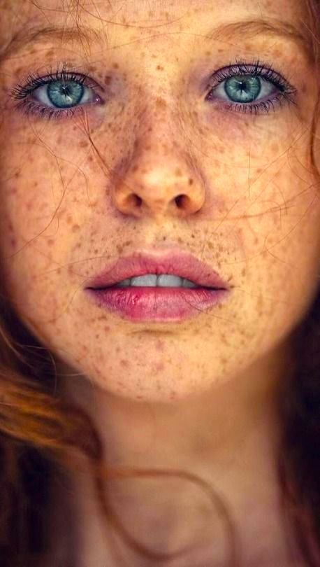Women With Freckles, Red Hair Freckles, Redheads Freckles, Freckles Girl, Beautiful Freckles, Beautiful Red Hair, Beautiful Clothes, Gorgeous Redhead, Redhead Beauty