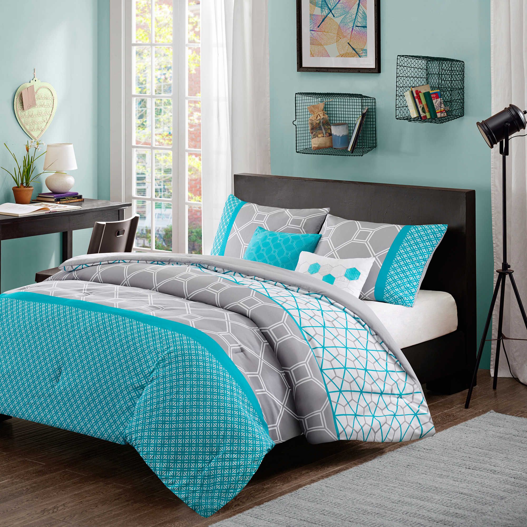 Intelligent Design Clara Reversible Comforter Set In Blue