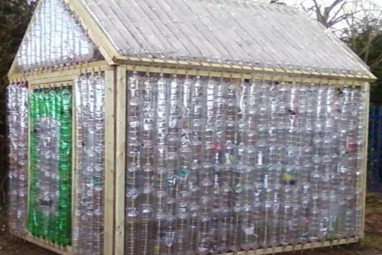 Votre serre de jardin avec des bouteilles en plastique en moins de 10 étapes !