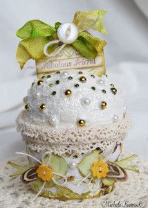 Cupcake Keepsake - A cute little handmade gift for a friend. Cupcake Card, Paper Cupcake, Cupcake Crafts, Hello Cupcake, Cool Diy Projects, Craft Projects, Craft Ideas, Cupcake Tutorial, Fake Cake