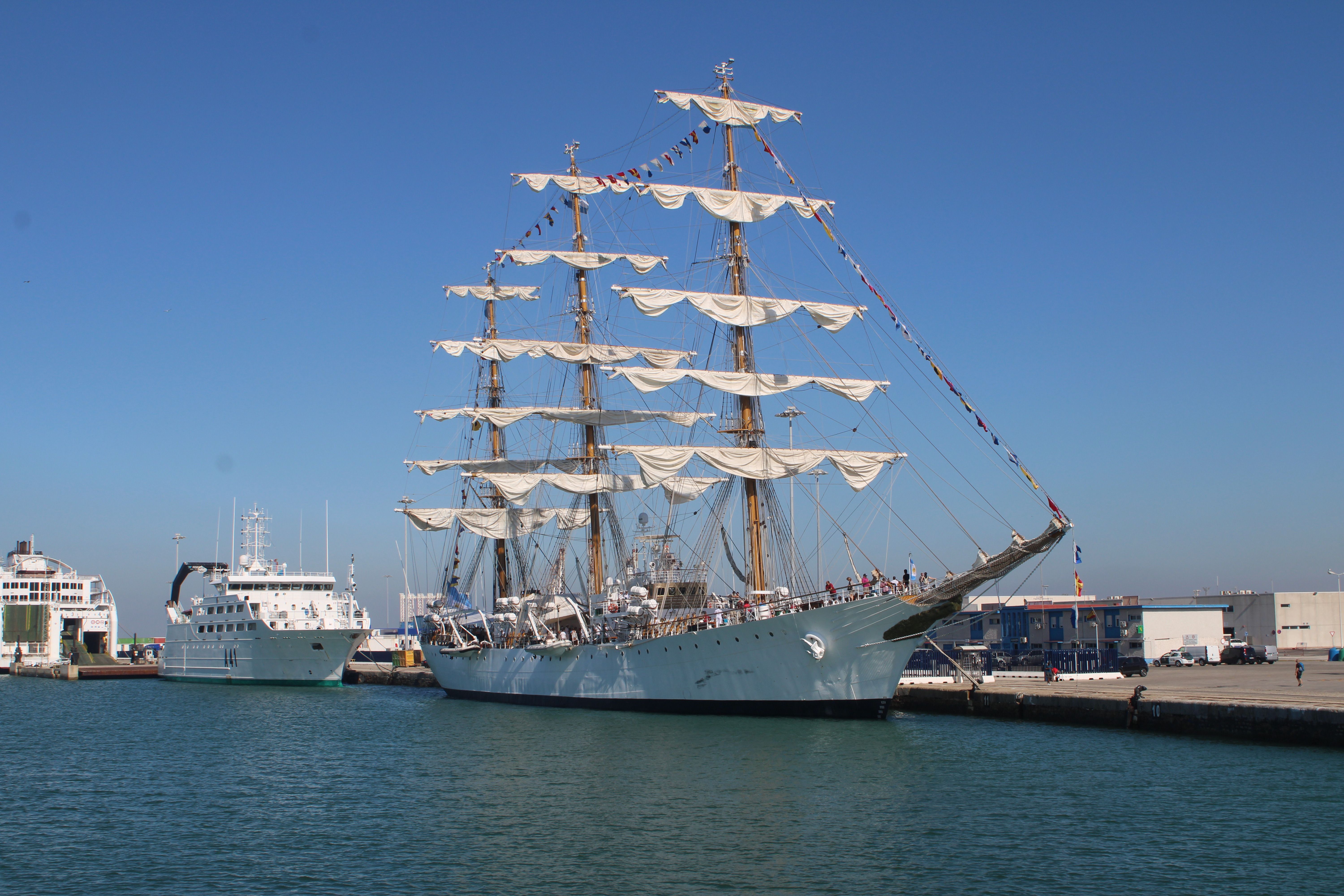 buque escuela de la armada argentina recibiendo a los visitantes en el puerto de Cádiz
