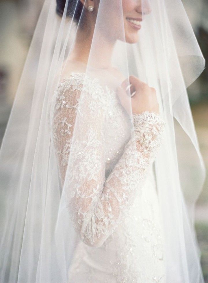 Si eliges llevar el velo de novia cubriendo la cara, elige un sencillo tul #innovias - Jose Villa Photography Wedding Dress With Veil, Wedding Veils, Wedding Dresses Lace, Bride Dress, Bridesmaid Dresses, Mod Wedding, Fine Art Wedding, Winter Wedding, Wedding Lace