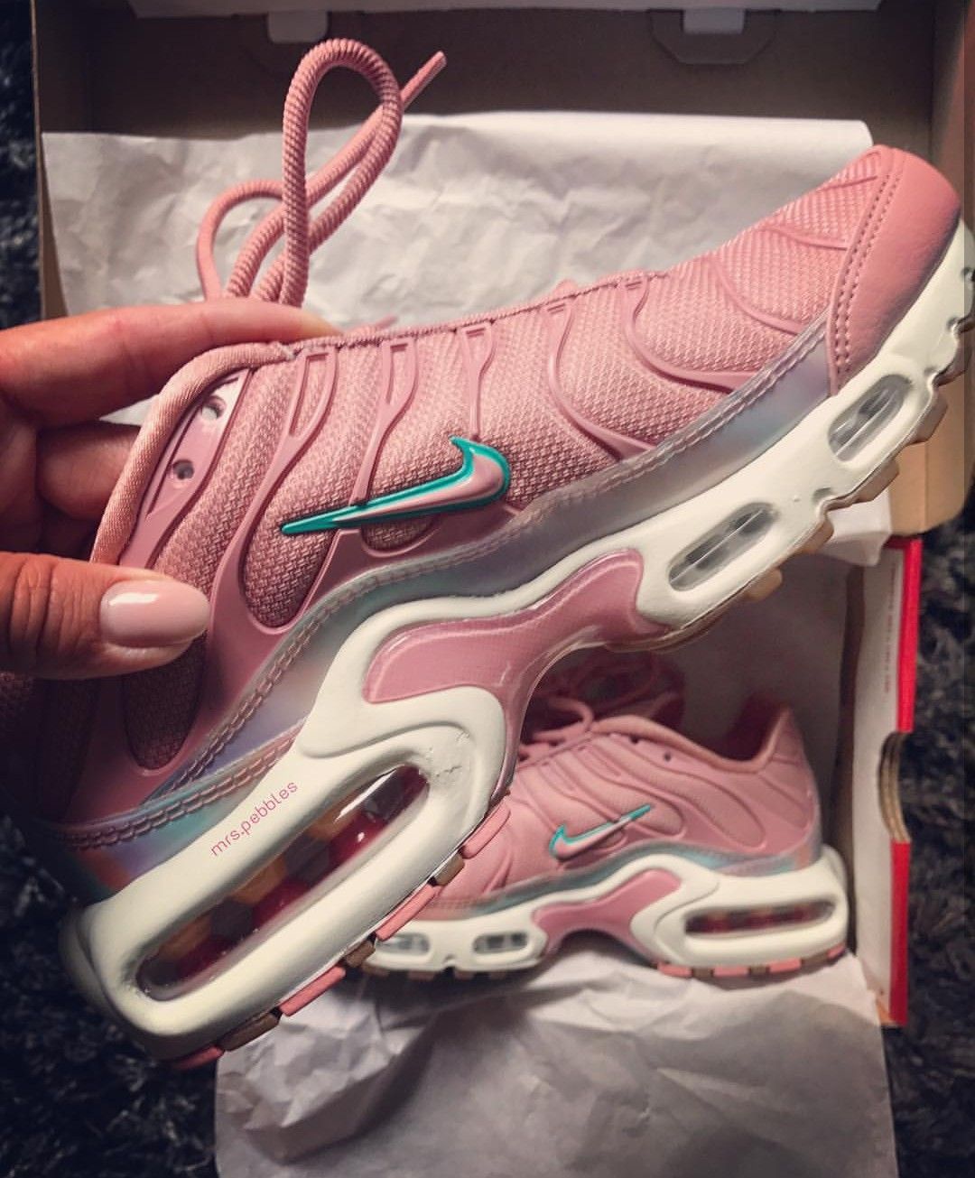 light pink nike airmax plus