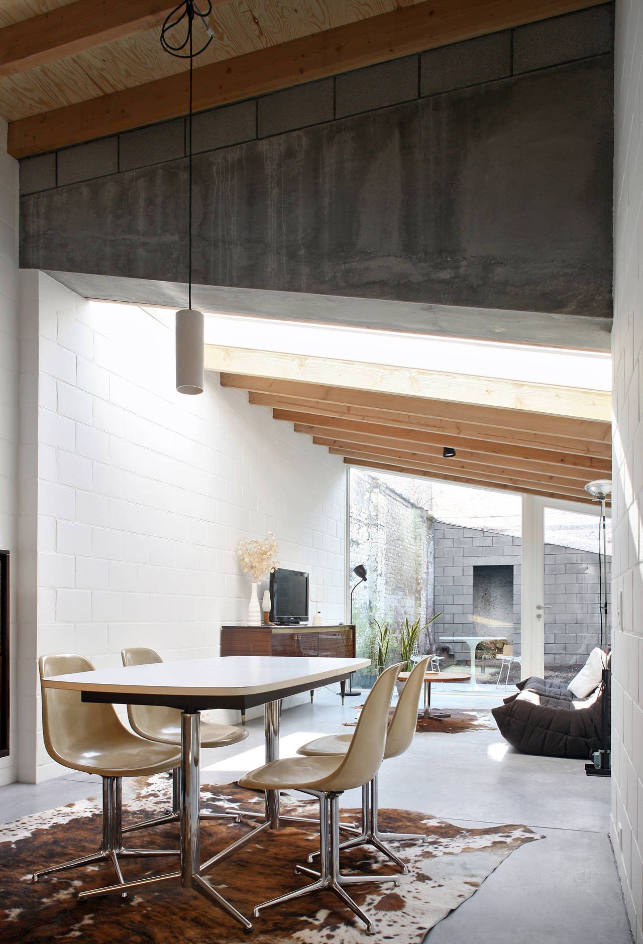 Het Koeienhuidje Hebben We Al Nu Nog De Eames Stoelen Het Koeienhuidje Hebben We Al Nu Nog De Eames Stoelen