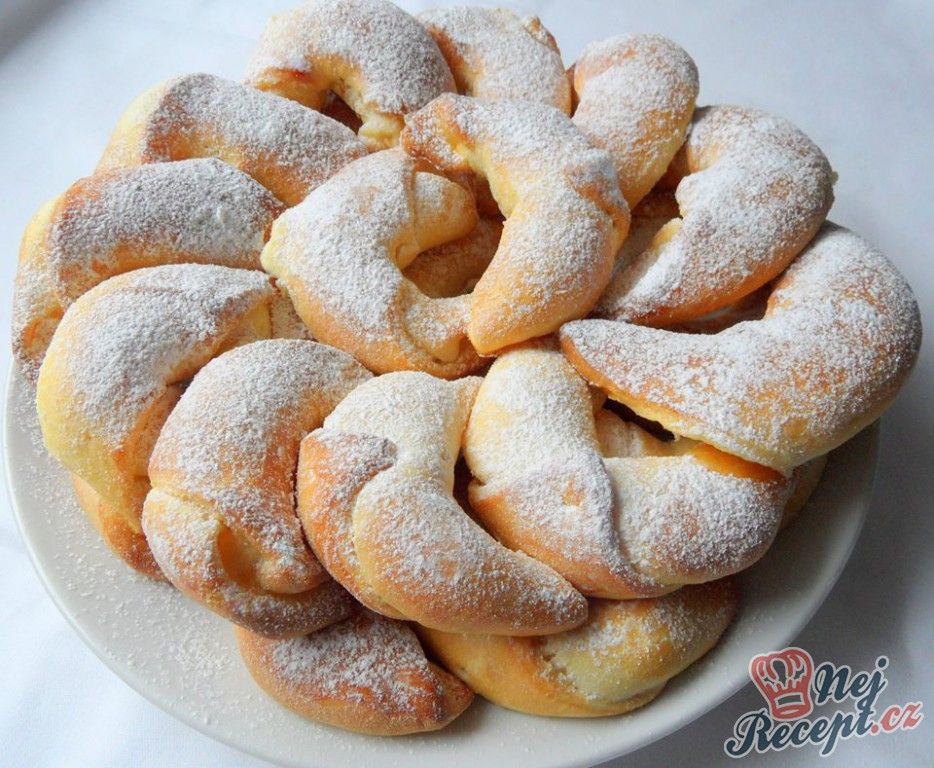 Tak tyto se mi povedly. Musím se sama pochlubit, že vyšli z trouby neskutečně krásné, až mi jich bylo líto sníst. Ale nabídla jsem i návštěvu a velmi chválili. Těsto je velmi křehké, jemné a s tvarohovou nádivkou je to mňamka. Ano do těsta jde i prášek do pečiva i droždí. Těsto je tak mnohem nadýchanější. Plnila jsem tvarohem, ale zvyknu i obyčejnou domácí marmeládou, případně ještě pokud je krize, nutelou (je to pro mě extrémně sladké, ale když je chuť, tak ať se líbí). Eastern European Recipes, European Food, Czech Recipes, Ethnic Recipes, Croissant Bread, Bread Dough Recipe, Food Porn, Gastro, Amazing Cakes