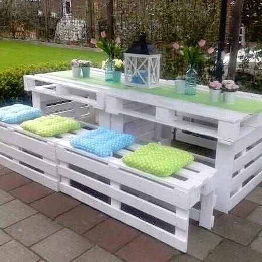 Pallet projects are gaining huge popularity in the DIY world. Rightfully so! You can create beautiful pieces of furniture and more for really cheap or even free. #palletcrafts #pallets Wood Pallet Beds, Diy Wood Pallet Projects, Wood Diy, Diy Pallet Bed, Pallet Benches, Pallet Bar, Pallet Shelves, Easy Wood, Wood Pallets Projects