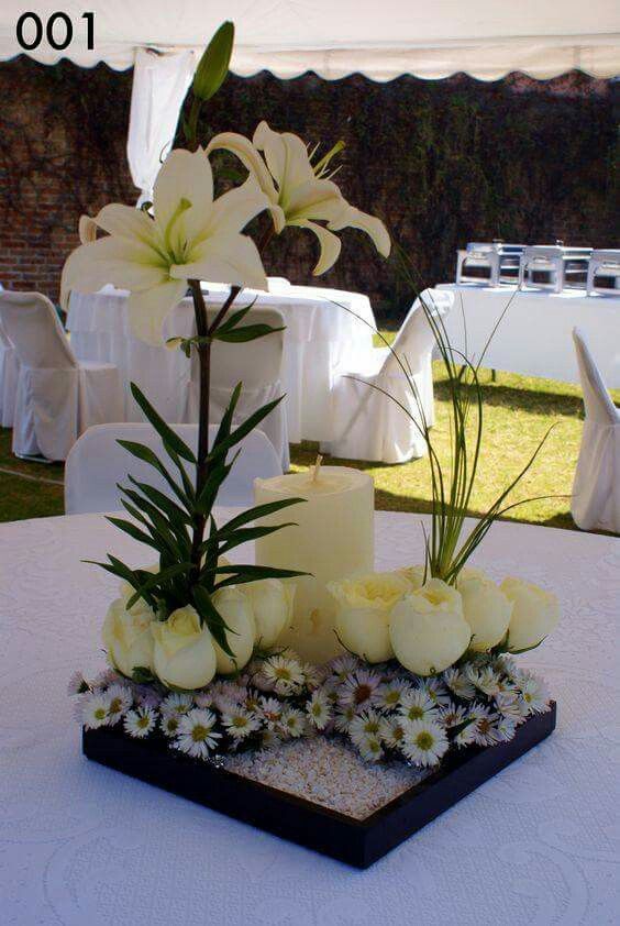 Centro de mesa con flores naturales para una primera comunión | Centros de  mesa para boda, Mesas de boda, Arreglos para boda