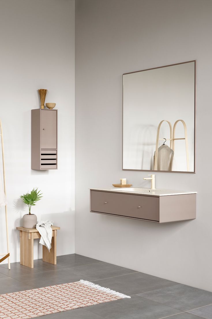 Få en elegant och renodlad stil genom att noga överväga varje föremål. Välj några viktiga saker att visa upp och en smart förvaringslösning där allt har sin egen plats. Bathroom Sink Units, Bathroom Cabinets, Bathroom Furniture, Bathroom Storage, Maputo, Bad Inspiration, Bathroom Inspiration, Montana Furniture, Complete Bathrooms