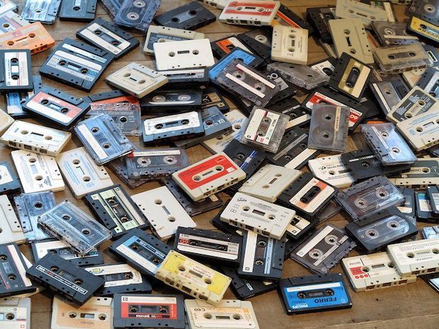 Cuando revolucionaron la industria, los fabricantes de este dispositivo de audio cometieron un error que les hizo perder millones de dólares. ¿Cuál es? 80’s Aesthetic, Old School Aesthetic, 90s Nostalgia Aesthetic, 80s Retro Aesthetic, Decades Aesthetic, Retro Vibe, New Wave, Wall Collage, Across The Universe