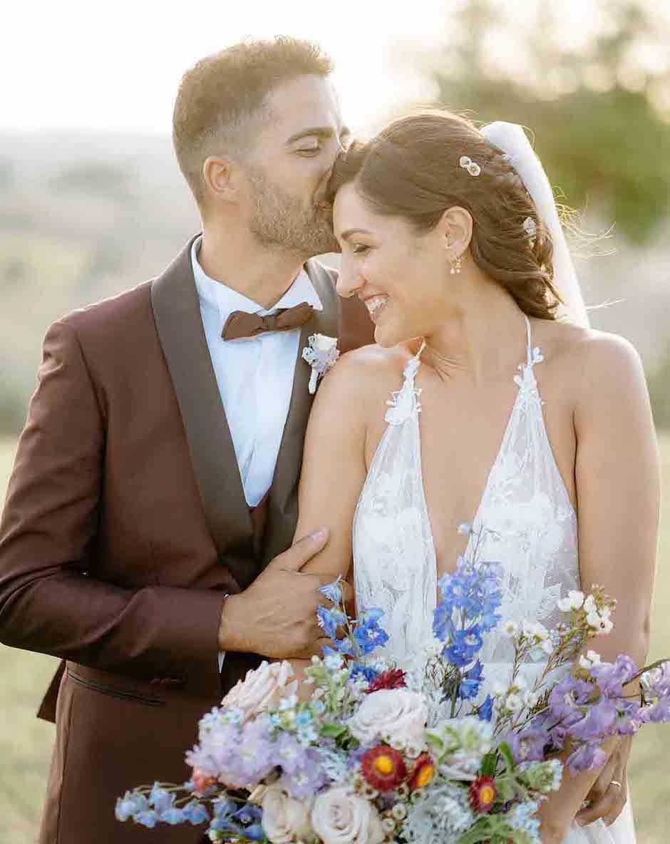 Romantic Italian wedding with rose and wildflower bouquet, pink wedding table decor and maroon suit for groom by Matteo Crescentini Maroon Grooms Suit, Maroon Suit, Pink Wedding, Dream Wedding, Wedding Dresses Lace, Wedding Table, Outdoor Wedding, Wedding Ideas, Wildflower Bouquet