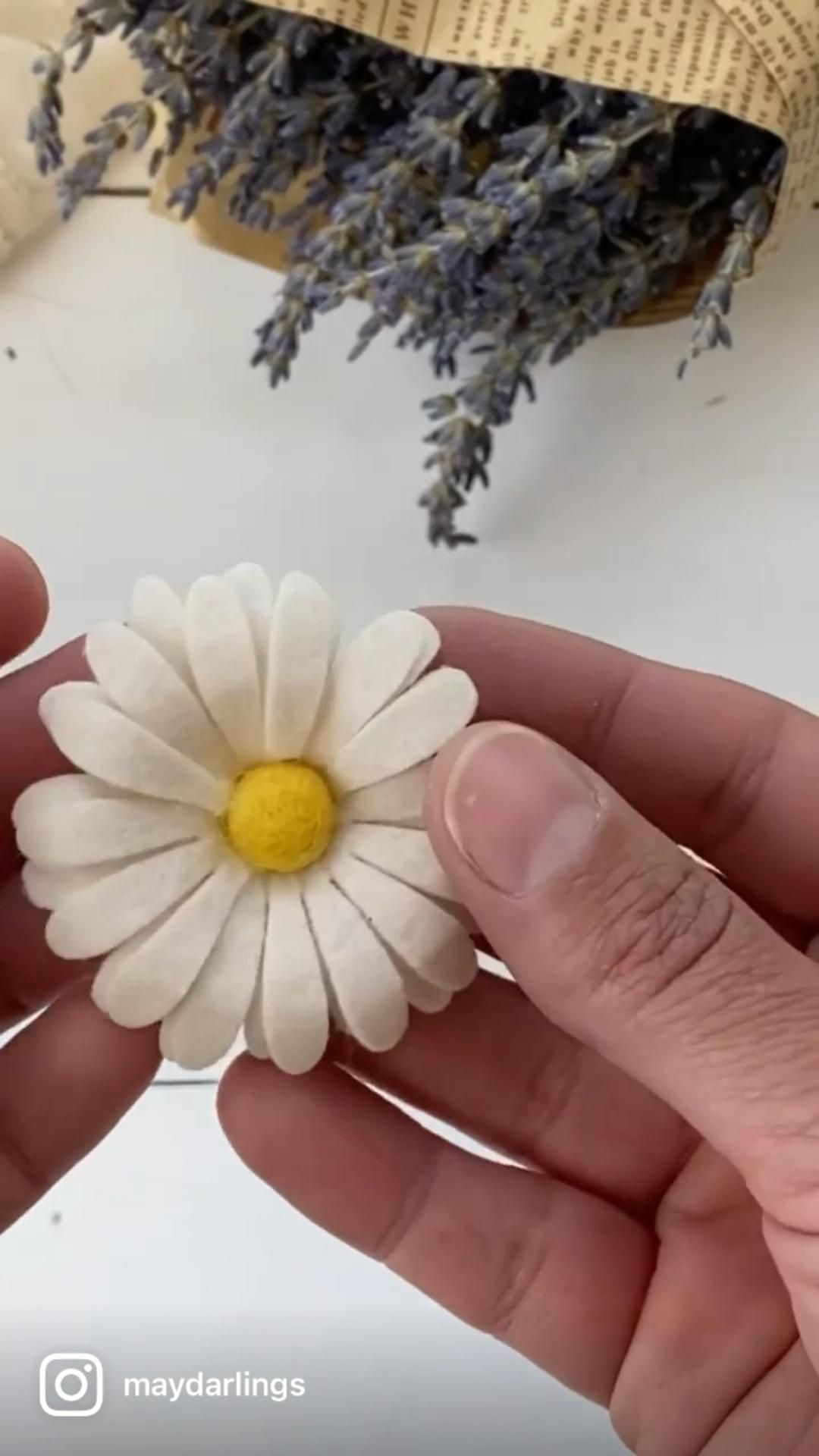 Let’s make a felt daisy!