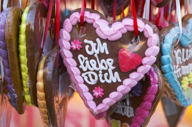 Decorated German Gingerbread Hearts with Sayings on Them - Markt Lebkuchenherzen Christmas Cooking, Christmas Food, Christmas Market, Christmas Recipes, Holiday Recipes, Christmas 2016, Christmas Goodies, Candy Recipes, Cookie Recipes