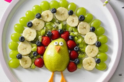 Kunterbunter Pfau, ein raffiniertes Rezept aus der Kategorie Snacks und kleine Gerichte. Bewertungen: 18. Durchschnitt: Ø 4,6. Food Art For Kids, Kids Party Food, Snacks Für Party, Kids Snacks, Kids Meals, Food Kids, Cute Food, Good Food, Food Carving