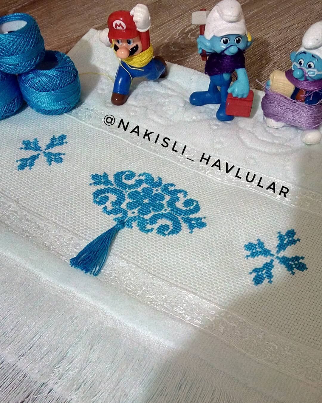 Görüntünün olası içeriği: 1 kişi Minion Crochet, Loom Beading, Minions, Birthdays, Cross Stitch, Kids Rugs, Tapestry, Geometric, Beads