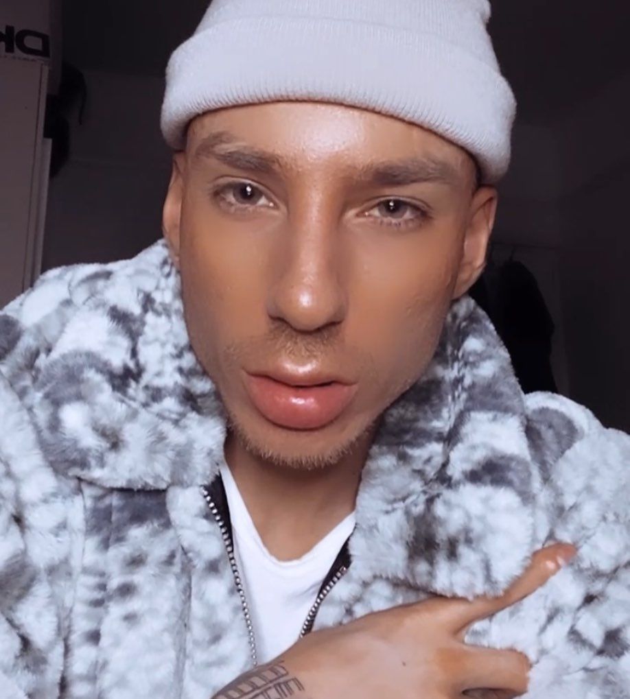 ALEXANDRU on Instagram: “Hey you , yes you beautiful ! Have an amazing day ✨ #boy#boys#cute#beautiful#london#uk#guys#guy#followme#travel#summer#nature#fur” Beautiful London, Hey You, London Uk, Guys, Amazing, Nature, Summer, Travel, Instagram