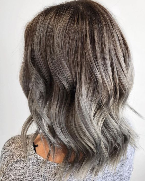 10 tintes increíbles para disimular las canas Si apenas te van saliendo y son muy delgadas, este color de melena es para ti. Como ves, además de ir intercalando el color entre los mechones horizontalmente, también lo hace en sentido vertical. Es ideal si eres de tez morena. Brown Hair With Silver Highlights, Grey Brown Hair, Grey Hair Color Silver, Brown Hair Shades, Brown Hair With Highlights, Light Brown Hair, Brown Hair Colors, Silver Hair, Shades Of Grey