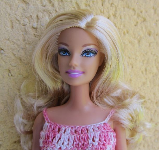 Cela faisait un moment qu'on me demandait des modèles pour Barbie... j'en avais tellement fait à une certaine époque que je n'en avais plus... Blog Crochet, Crochet Barbie Clothes, Barbie Diy, Passion, Cecile, Moment, Patterns, Vestidos, Petite Playsuits