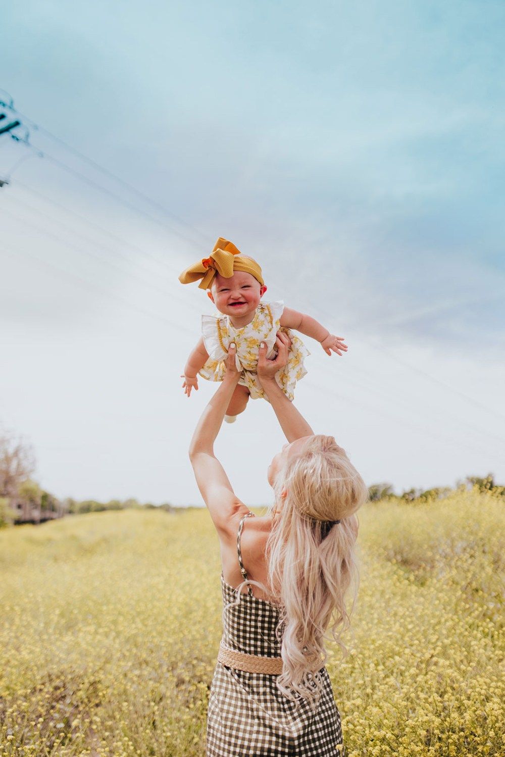 Looking for family photo ideas for mommy and me photography? Here are 17 family picture tips with location ideas, photography tips and poses to try with your baby or toddler. Field photoshoot with baby. #familyphotos #mommyandme #babyphotos #toddlerphotos #babyphotography #familyphotography Fall Family Portraits, Family Portrait Poses, Family Picture Poses, Photography Poses Family, Family Photo Outfits, Family Photo Sessions, Family Posing, Photography Tips, Mini Sessions