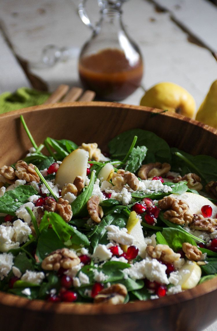 Pomegranate And Feta Salad, Pear Walnut Salad, Pomegranate Recipes, Pear Salad, Plats Healthy, Healthy Salads, Delicious Salads, Healthy Eating, Healthy Recipes