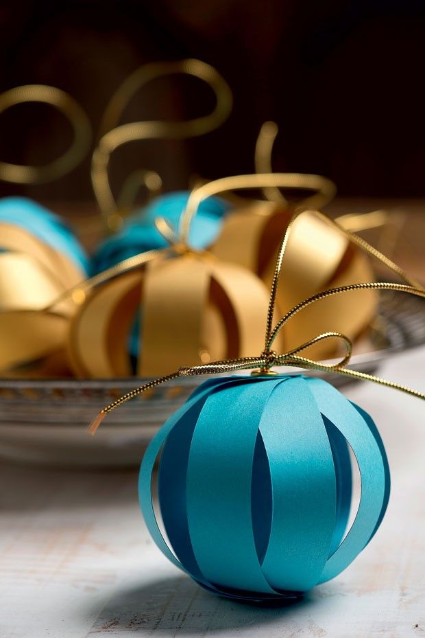 Bolas de Natal Diy Christmas Ball, Paper Christmas Decorations, Christmas Ornaments Homemade, Christmas Gifts For Men, Diy Wedding Decorations, Thanksgiving Christmas, Christmas Decor Diy, Birthday Decorations, Holiday Decor
