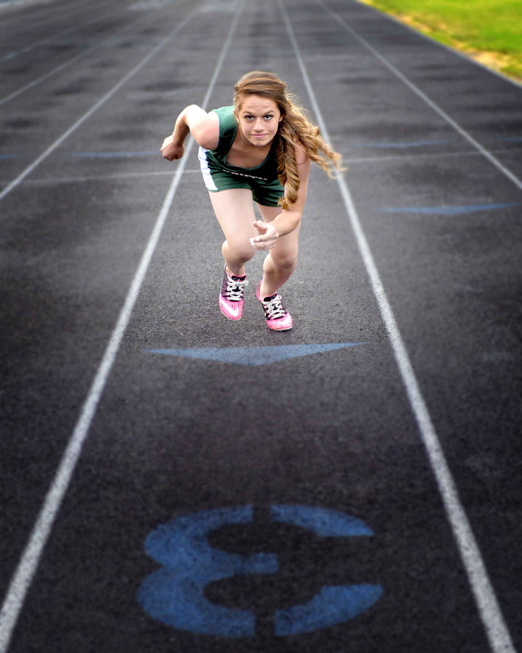 Girls Senior Track Portrait Ideas Creative Sports Poses Track And Field Photo Session Female 