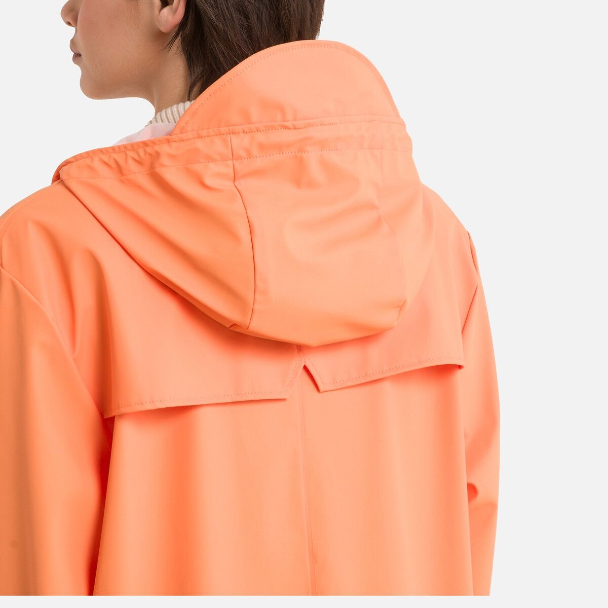 Het unisex jas in waterdicht PU met kap RAINS. Minimalistische stijl en doordachte stijldetails voor dit jas met rits, kap en gestikte klep. Deze jas is heel licht en aangenaam om te dragen.Details • Ritssluiting • Kap met tunnelkoord en vizier • Recht model • Kap • Verstelbare drukknoopmanchetten • 2 Zijzakken met drukknoop • Knoopspat met drukknoopsluiting • Rugpas met onzichtbare ventilatieopeningen • Oogjes ter hoogte van de oksels • Lengte ca 78 cm. • Waterdichtheid : 4 000 mmSa Style Minimaliste, Raincoat, Jackets, Products, Fashion, Unisex, Cords, Sewing, Rain Jacket