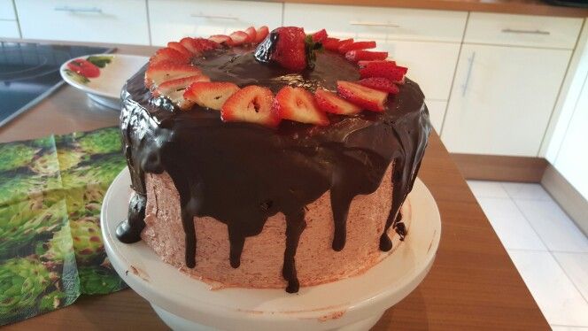Erdbeer-Schoko-Torte | Erdbeer schoko torte, Schoko, Torten