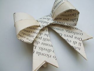 MOS MEA: Fiocco in carta origami Paper Crafts Diy Kids, Book Crafts, Diy And Crafts, Wrapping Paper Design, Gift Wrapping Paper, Eco Friendly Birthday Party, Book Page Art, Bow Template, Diy Bows