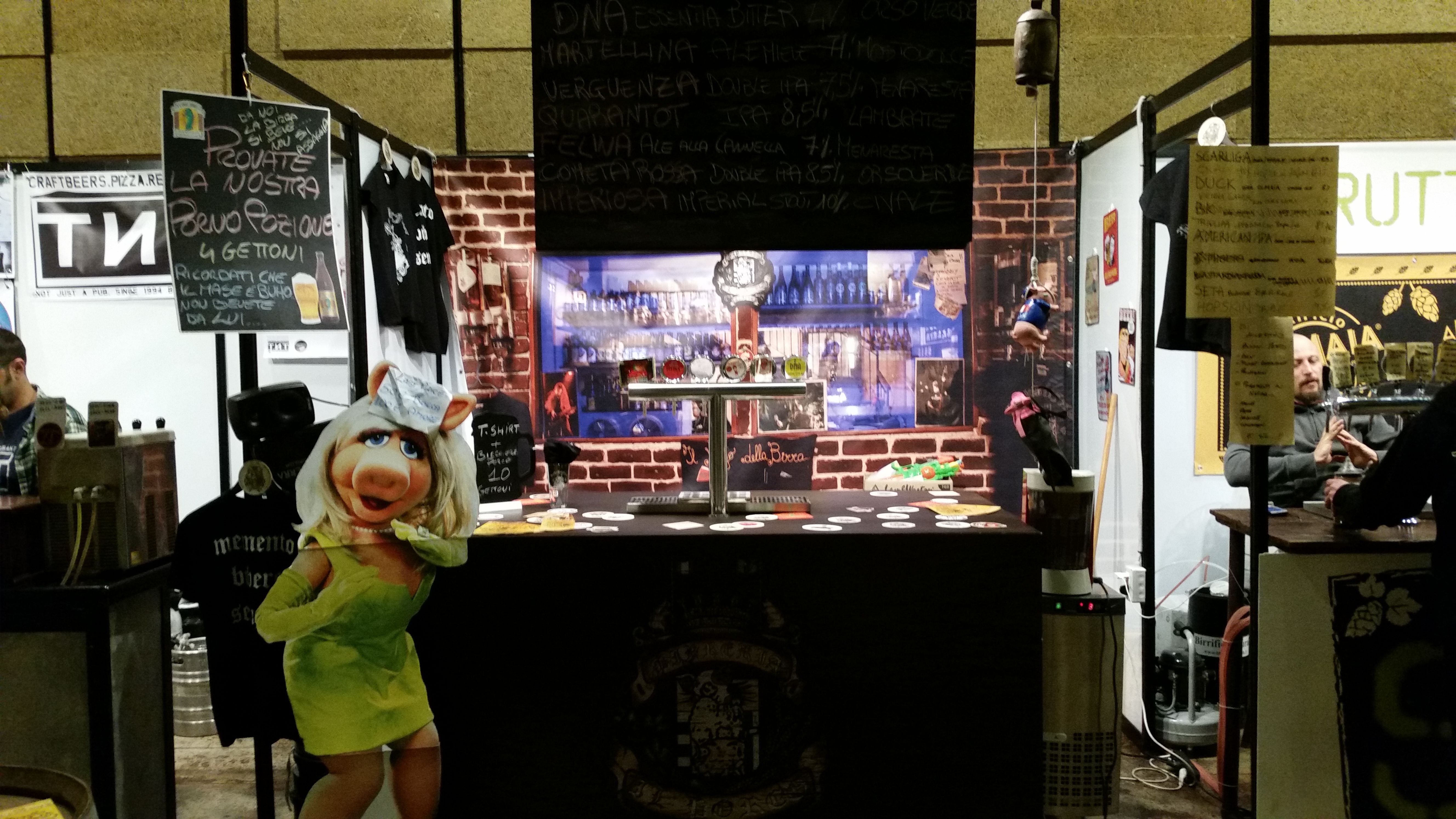 Italia Beer Festival – Pub Edition 2015 a Milano. Foto di domenica 15–11-2015 alla Festa della Birra a Milano. #IBF #IBFpubedition #ItaliaBeerFestival #Festival #Birra #Beer #StreetFood Beer Festival, Pub, Times Square, Edition, Landmarks, Travel, Italia, Viajes, Destinations