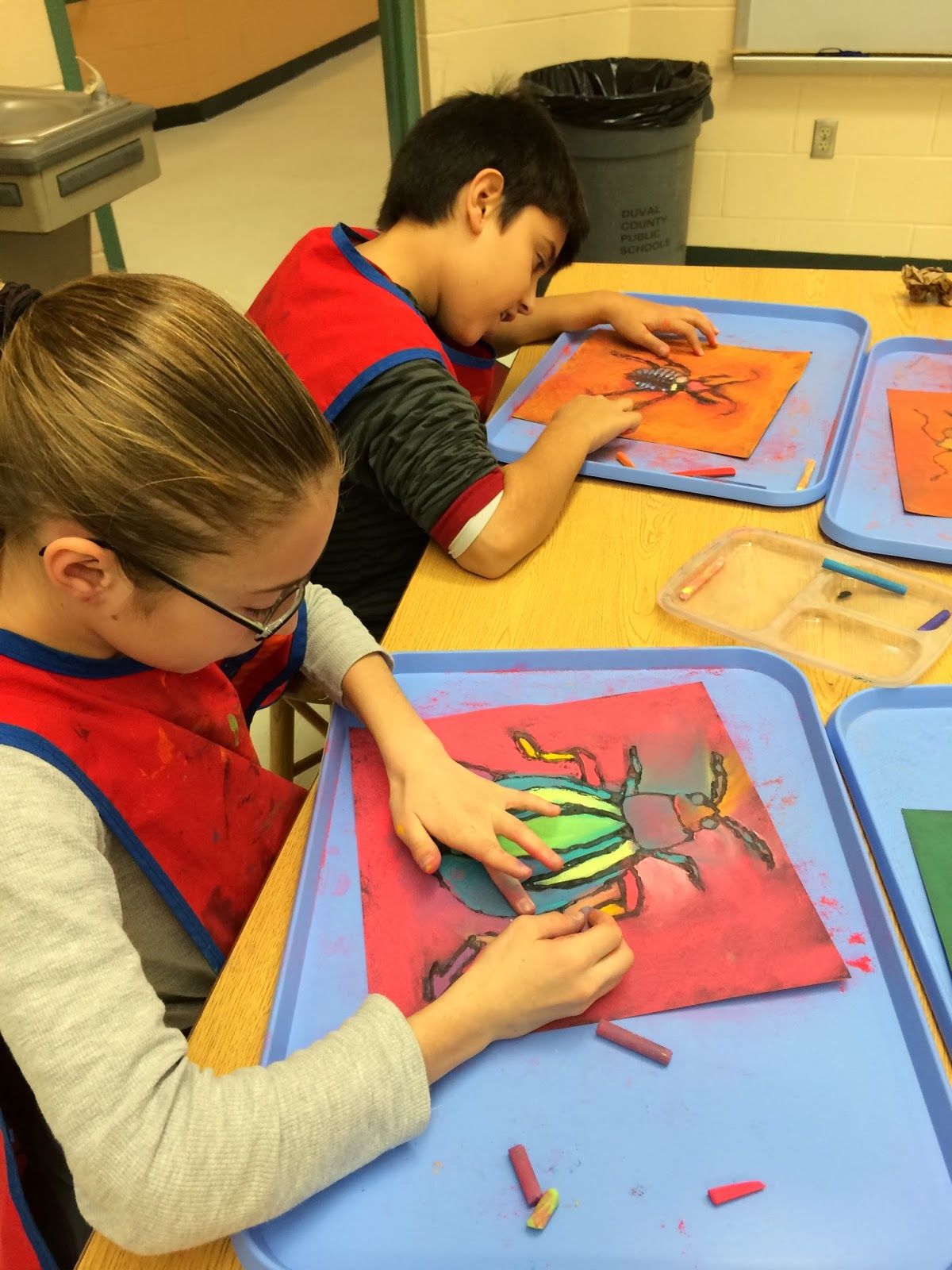 Symmetrical Bugs! Insect Art Projects, School Art Projects, Kids Art Projects, Bug Art Lesson, Art Lesson Plans, Art Curriculum, Homeschool Art, Middle School Art, Art School