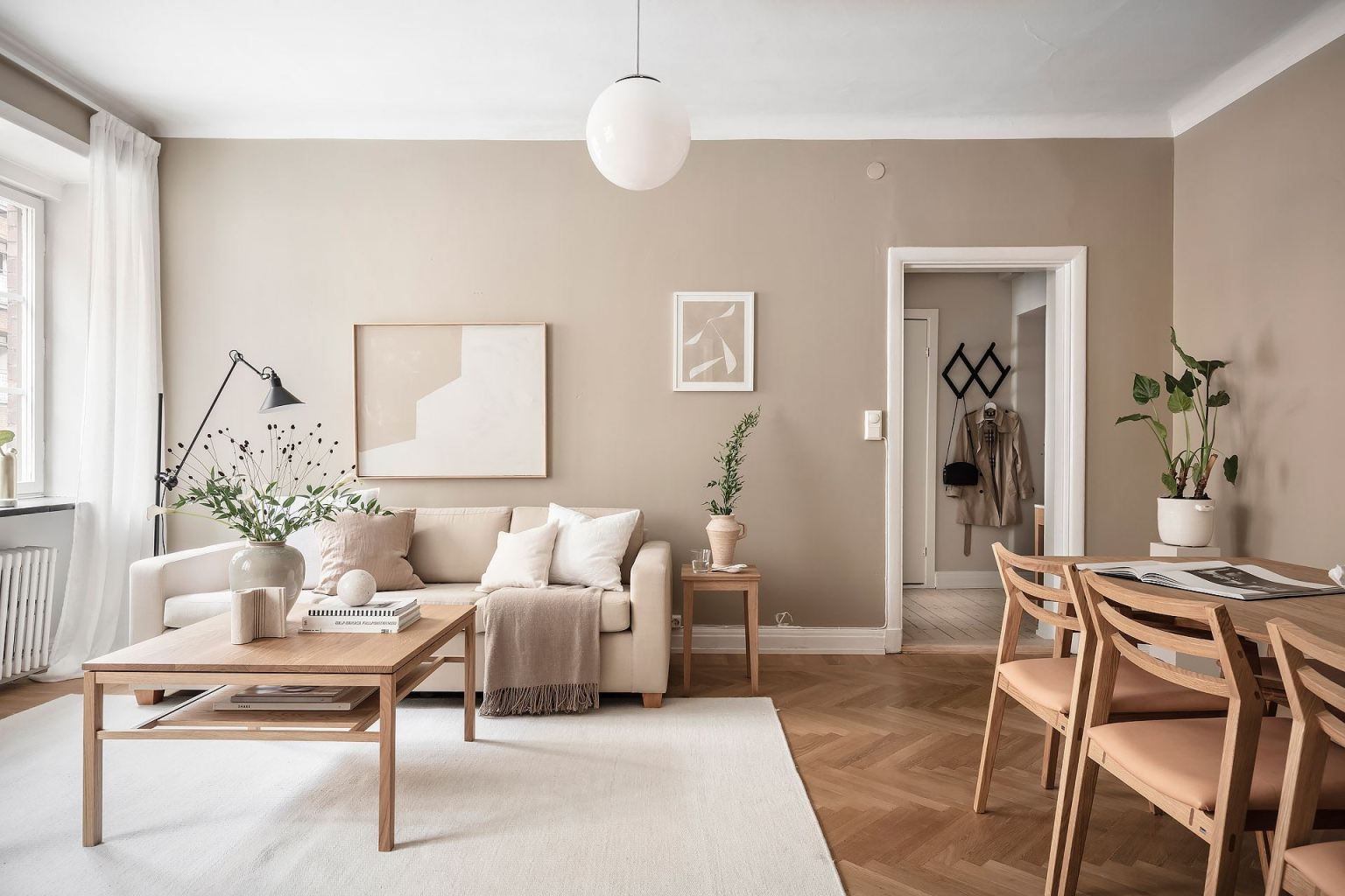 Tone-on-tone beige home - COCO LAPINE DESIGNCOCO LAPINE DESIGN Beige Living Room Walls, Beige Room, Tan Walls, Living Room Style, Living Room Colors, Home Living Room, Living Room Designs, Living Room Decor, Interior Wall Colors