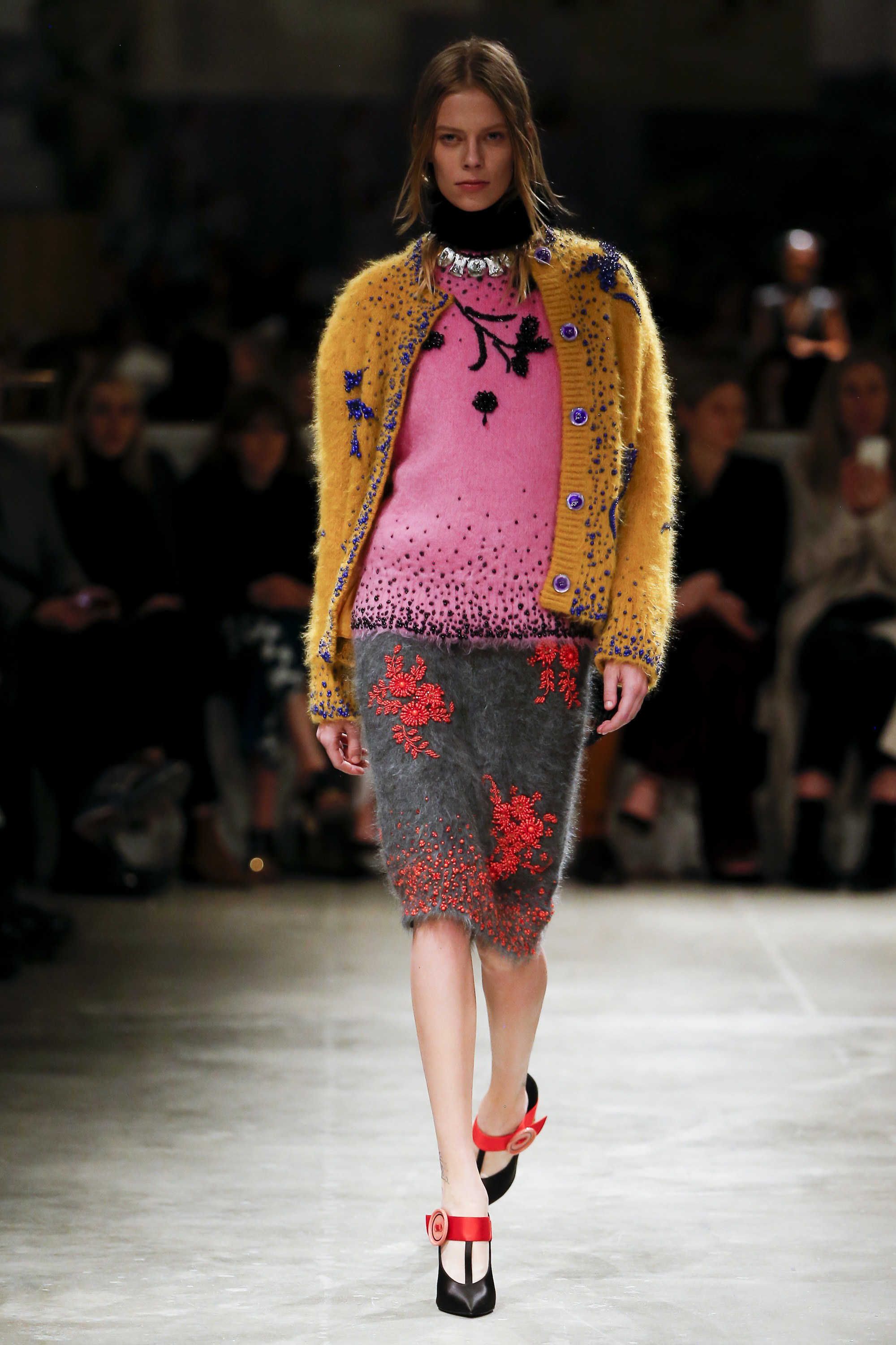 Prada Fall 2017 Ready To Wear Http Mmoda Net Prada Fall 2017 Ready To Wear 2017 Airaferreira Amandamurphy Amand Knitwear Fashion Fashion Fashion Week