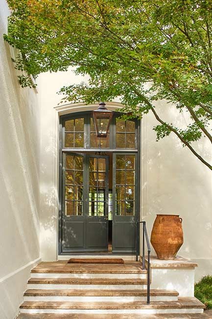 Stucco Exterior Colors, Best Exterior Paint, Exterior Paint Colors For House, Paint Colors For Home, Cream Exterior House Color, Outside House Paint Colors, White Stucco House, Benjamin Moore Exterior, Paint Colors Benjamin Moore