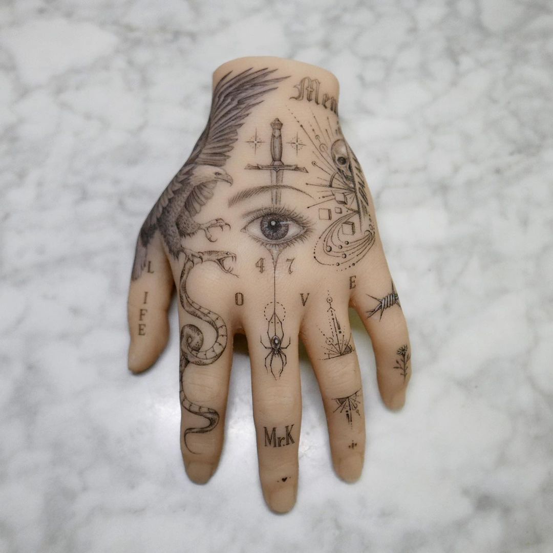 MR.K 💚 en Instagram: “Hands are small version of full body to me. Many interesting spaces and curves- Sooo much fun with💥💚 Who want this hand? 🙋🏼♂️ #mrktattoo” Full Hand Tattoo, Pretty Hand Tattoos, Hand And Finger Tattoos, Hand Tattoos For Guys, Creepy Tattoos, Top Tattoos, Mini Tattoos, Body Art Tattoos, Small Tattoos