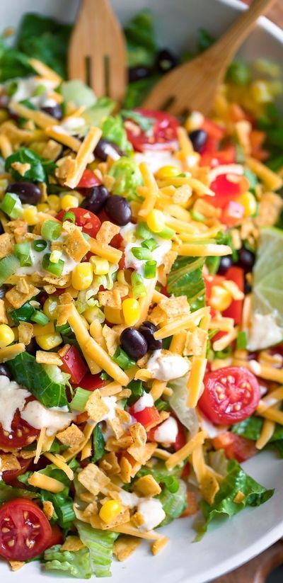 This delicious vegetarian Black Bean Taco Salad is loaded with veggies and drizzled with a delicious homemade creamy salsa dressing. There's so much texture and flavor in this fun taco salad bowl! Vegetarian Salads, Healthy Salad Recipes, Meatless Meals, Delicious Salads, Vegetarian Recipes, Balsamic Salad Recipes, Delicious Vegetarian Dinner, Delicious Salad Dressings, Taco Salad Recipes