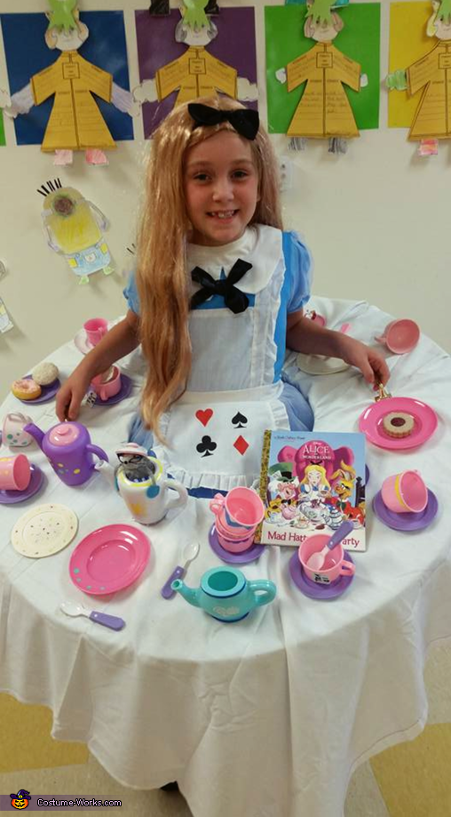 Brook: My 8 year old daughter was Alice at the Mad Hatters Tea Party. The table is made from the large sheets of foam board at Lowe's just cut in a... Family Themed Halloween Costumes, 2017 Halloween Costumes, Halloween Costume Contest, Halloween Party, Vintage Halloween, Vintage Witch, Halloween Halloween, Halloween Makeup, Costume Ideas