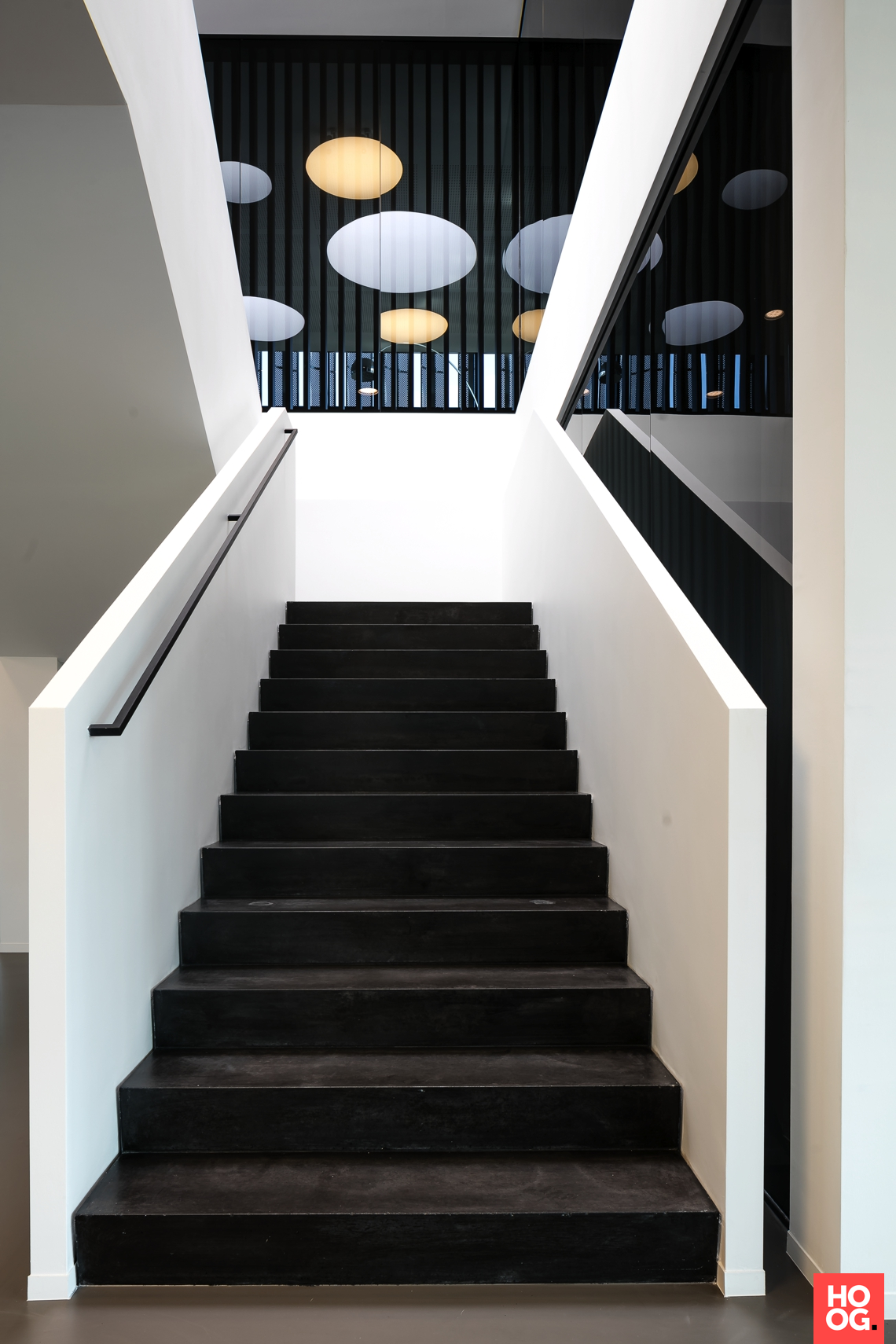 HOOG.design – Exclusieve woon- en tuininspiratieKantoor Wijnegem - Stair Railing, Staircase, Straight Stairs, Upstairs Downstairs, Outdoor Office, Bannister, Row House, Home Look, Door Design