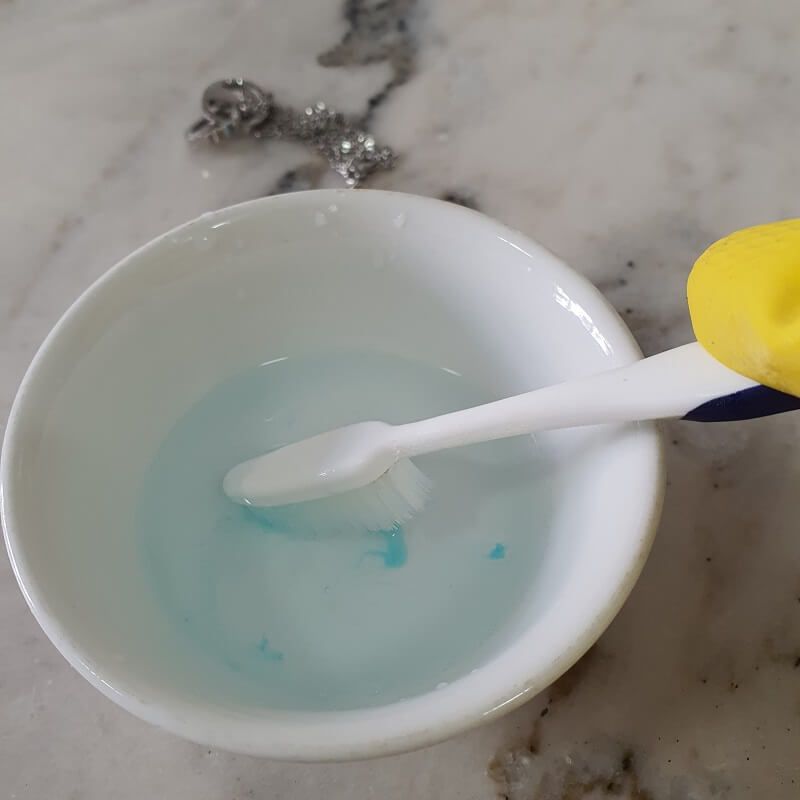 Looking for a cleaning alternative that’s safe, non toxic & cleans well? Dawn dish soap fits all these requirements perfectly! They’re great at getting dirt out of grout line, dissolves greasy and sticky stuff exceptionally well! They can be used in the kitchen, bathroom for cleaning as well as handling daily home problems. Here are 25 of the best dawn cleaning hacks that you don’t want to miss! #homewhis #dawn #cleaninghacks #smellhacks #bathroomcleaninghacks #kitchencleaninghacks #cleaning Homemade Cleaning Recipes, Diy Home Cleaning, Safe Cleaning Products, Car Cleaning Hacks, Bathroom Cleaning Hacks, Deep Cleaning Tips, House Cleaning Tips, Cleaning Solutions, Cleaning Household
