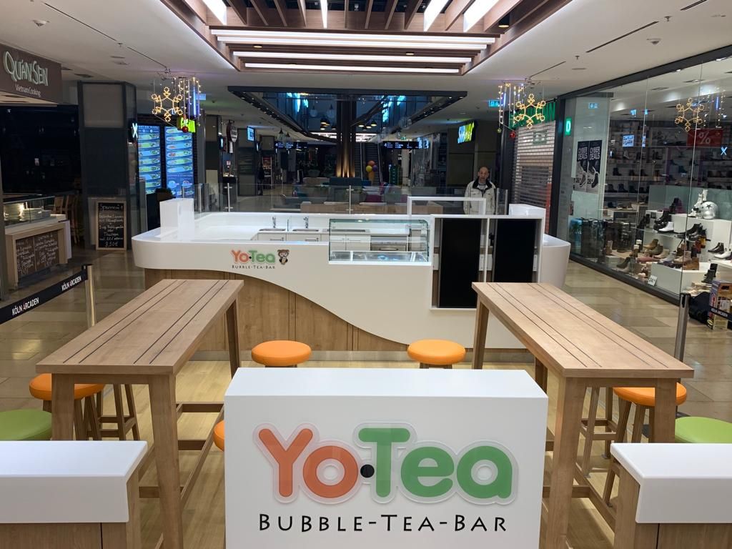 die PBMG Planbar GmbH hat für unseren Kunden Yo Tea die Planung und Produktion dieser Bubble Tea für den Einsatz in den Köln Arcaden übernommen. Bubble Tea ist back - die Bubble Tea Bar besticht nicht nur durch Ihr schönes Design, sondern auch durch den Einsatz von hochwertigen Materialien. Bubble Tea, Tea Bar, Lokal, School Projects, Pop Up, Bubbles, Design, Wall Panelling, Popup