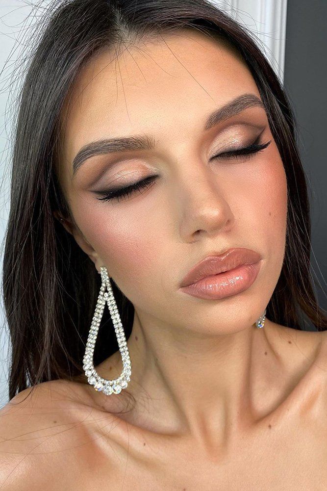 Bridesmaids help to bride to shine bright on her wedding day. It is important to choose the right style and suitable bridesmaid makeup. #makeupideas #makeup #beauty Nude Makeup, Makeup Eyeliner, Hair Makeup, Beauty Makeup, Matte Eye Makeup, Bronze Eye Makeup, Brunette Makeup, 90s Makeup, Nude Eyeshadow