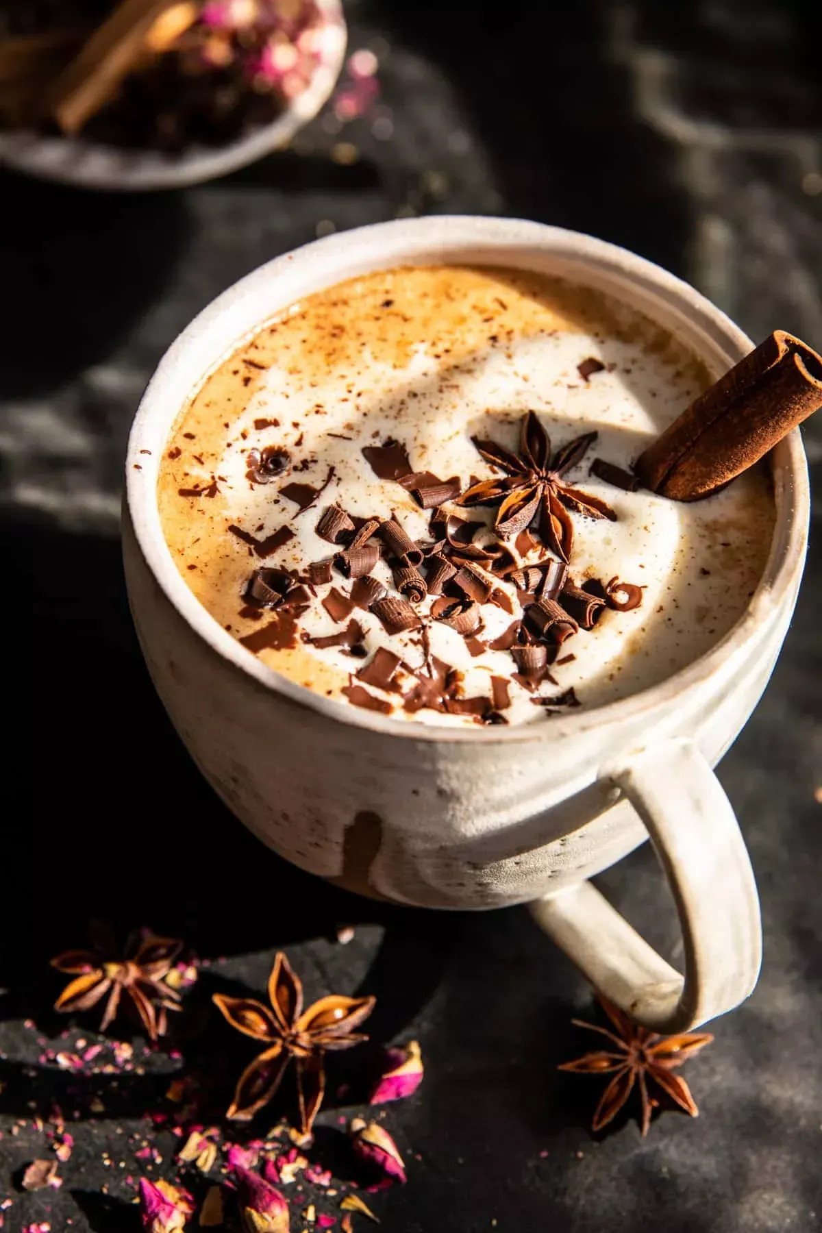 Vanilla Chai Hot Chocolate: Simple to make, comforting, not too sweet, and warmingly delicious...soon to become a cozy winter staple! Dessert Drinks, Yummy Drinks, Healthy Drinks, Desserts, Frappuccino, Frappe, Chocolate Shavings, Hot Chocolate, Hot Drink