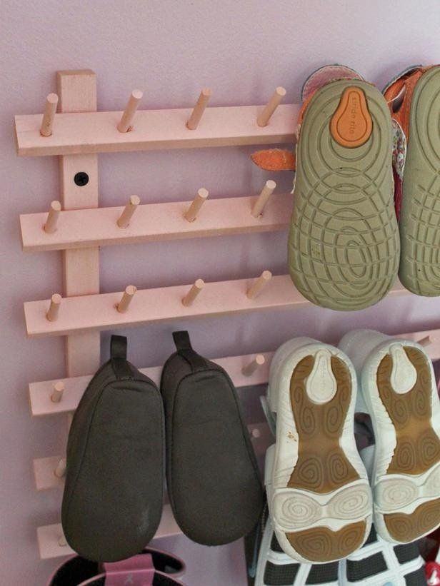 Rangez bien vos chaussures à l’aide de ces 12 idées de rangement! - DIY Idees Creatives Shoe Storage Design, Baby Shoe Storage, Shoe Storage Solutions, Diy Storage, Closet Organization, Storage Spaces, Storage Ideas, Organization Ideas, Storage Rack