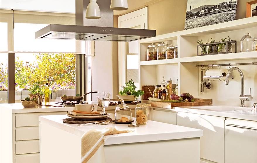 La cocina de los mil cajones Maple Kitchen Cabinets, Kitchen Remodel Countertops, Outdoor Kitchen Countertops, White Countertops, Oak Kitchen, Kitchen Cabinetry, Kitchen Redo, Kitchen Flooring, Kitchen Backsplash