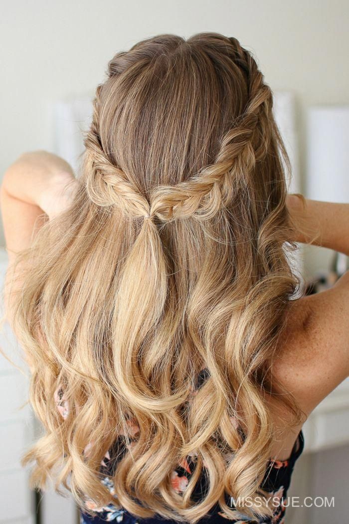 Zopfkranz selber flechten, wellige dunkelblonde Haare, locker fallend