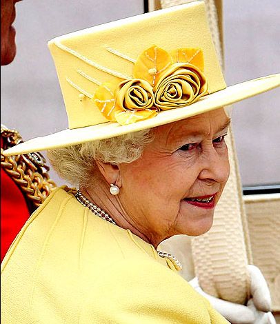 Nicely Done The Queen Looked Cheerful And Lovely In Her Yellow Outfit Posh Looks Like She 39 S In Mourning Princesses Eugenie And B Sapka Elbise