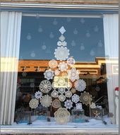 8 Budget Friendly Window Decor Ideas For The Holidays, #Budget #Decor #DIYChristmaswindow #f...