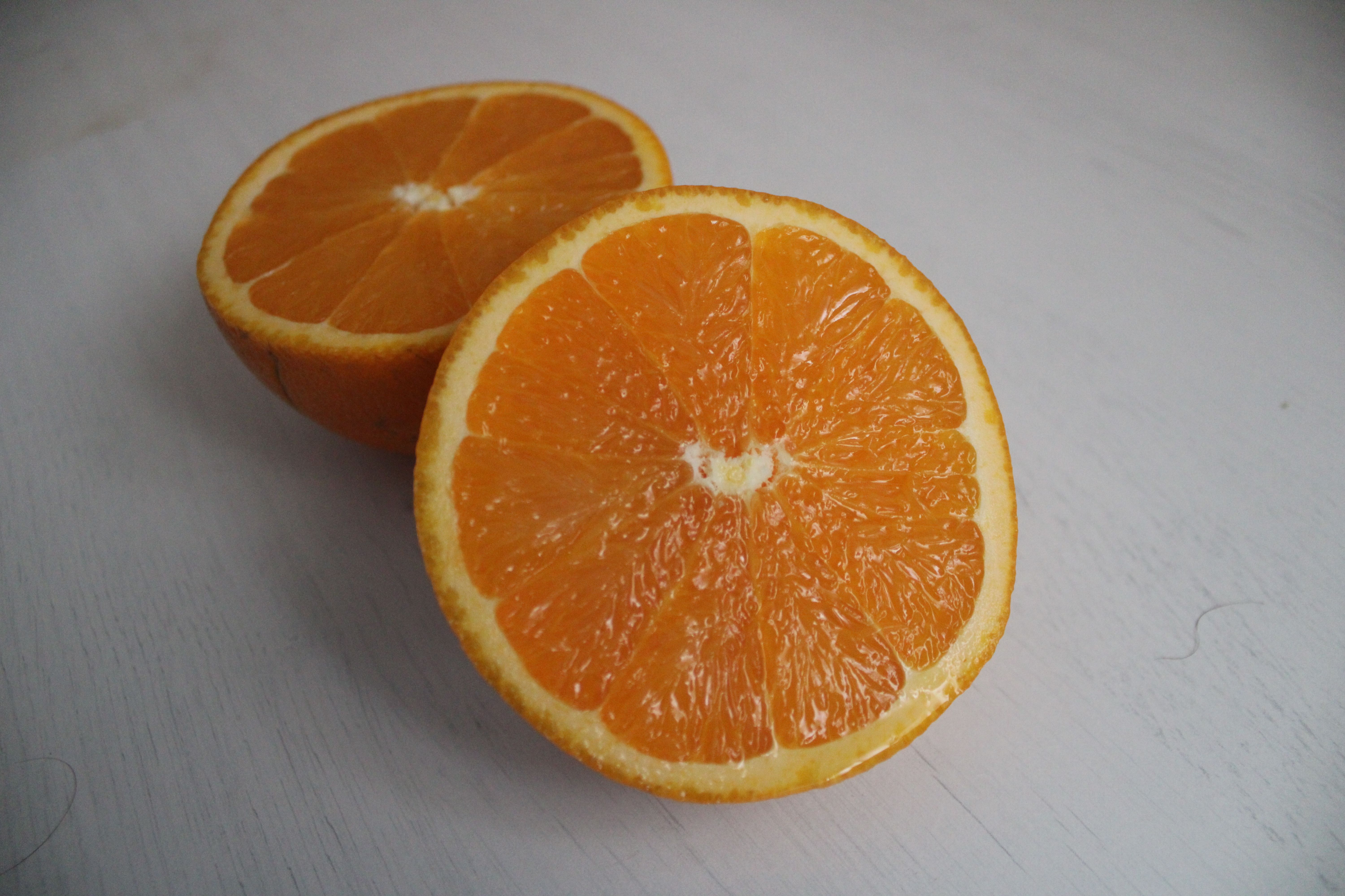sencillo bodegón compuesto por una naranja