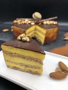 Suksessterte med tre lag gul krem og sjokoladeglasur. Oppskrift fra Marit Hegle. Norwegian Cuisine, Norwegian Food, Cookie Snack, Snack Cake, Sweet Recipes, Cake Recipes, Scandinavian Food, Sugar Cravings, Foods To Eat