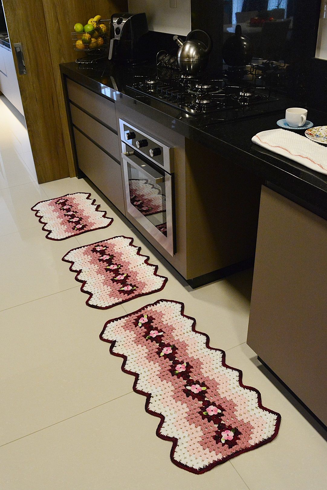 Especialmente bonito, o Jogo de Tapetes para Cozinha, confeccionado com Duna e os fios da família Barroco, vai impressionar você! Clique na foto e confira a receita completa! Crochet Shoes, Martha, Crafts For Kids, Mirror, Furniture, Home Decor, Crocheting, Blankets, Kitchen Playsets